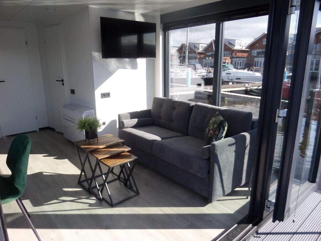 Modern Houseboat With Air Conditioning Located In Marina Uitgeest Eksteriør billede